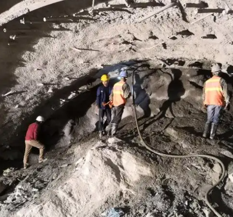 定南拱顶带模注浆料的施工流程及注意事项